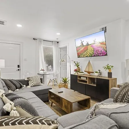 Arbor Villa 1 I Sleeps 30 Near Downtown Parking-3
